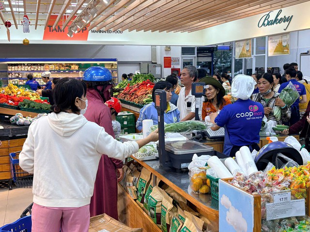 Saigon Co.op b&aacute;n h&agrave;ng kh&ocirc;ng lợi nhuận, c&ugrave;ng b&agrave; con t&aacute;i thiết cuộc sống sau lũ lịch sử- Ảnh 1.