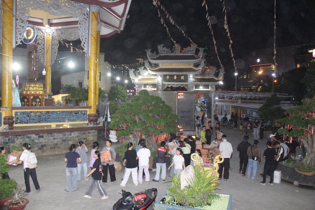 Thức trắng đêm ở chùa TP.HCM gửi miền Trung từng gói mì nghĩa tình cho vùng lũ - Ảnh 3.