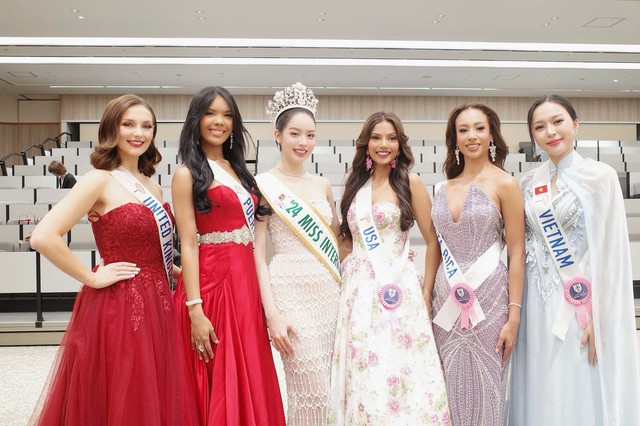 Thanh Thủy nói gì trước khi trao lại vương miện Hoa hậu Quốc tế?  - Ảnh 1.