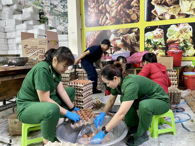 TP.HCM: Tổng lực hỗ trợ đồng bào miền Trung khắc phục hậu quả lũ lụt- Ảnh 4. TP.HCM: Tổng lực hỗ trợ đồng bào miền Trung khắc phục hậu quả lũ lụt- Ảnh 4.