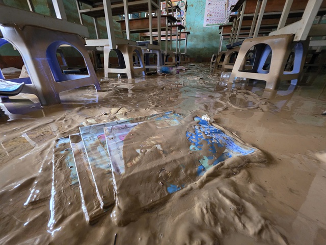 Báo Người Lao Động phát động chương trình Triệu tập vở cho học sinh vùng bị thiên tai- Ảnh 4. Báo Người Lao Động phát động chương trình Triệu tập vở cho học sinh vùng bị thiên tai- Ảnh 4.