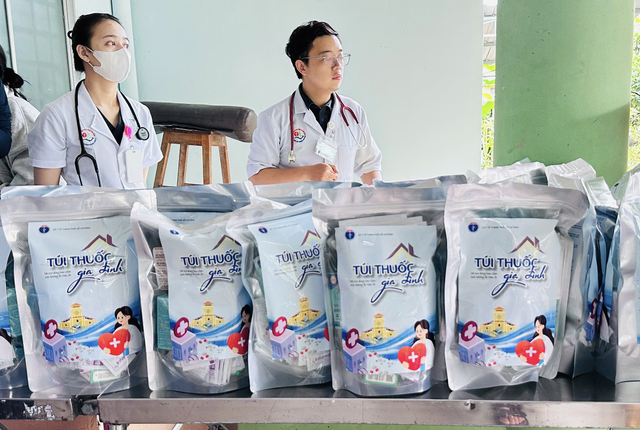 Bệnh viện đa khoa Khánh Hòa khám bệnh, cấp thuốc miễn phí cho người dân vùng lũ- Ảnh 3.