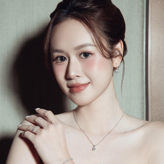 Anh Phạm ghi điểm bởi nhan sắc rạng rỡ, được khen &quot;xinh như hoa hậu&quot;