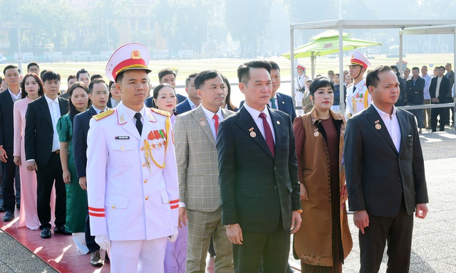 Đoàn đại biểu Đại hội Doanh nhân trẻ Việt Nam báo công dâng Bác- Ảnh 4.