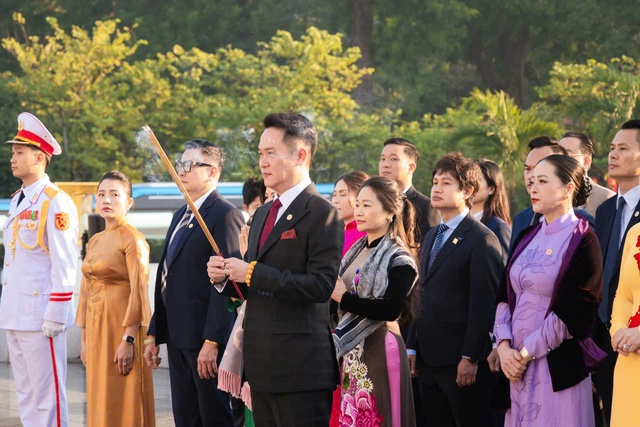 Đoàn đại biểu Đại hội Doanh nhân trẻ Việt Nam báo công dâng Bác- Ảnh 1.