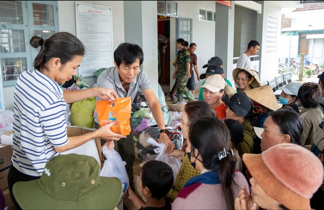 Cứu trợ người dân, chăm lo trẻ mồ côi do lũ tại miền Trung- Ảnh 1.