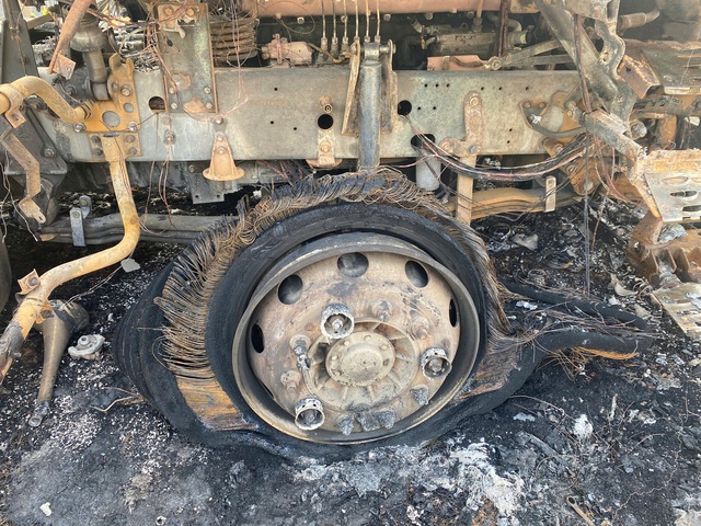 Gia Lai: Cháy xe container trong đêm, đầu xe bị thiêu rụi chỉ còn trơ khung - Ảnh 1.