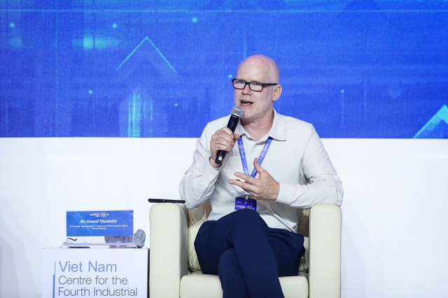 Nh&agrave; s&aacute;ng lập Robotics khuy&ecirc;n giới trẻ: 'H&atilde;y học tiếng Anh v&agrave; học thật giỏi'- Ảnh 1.