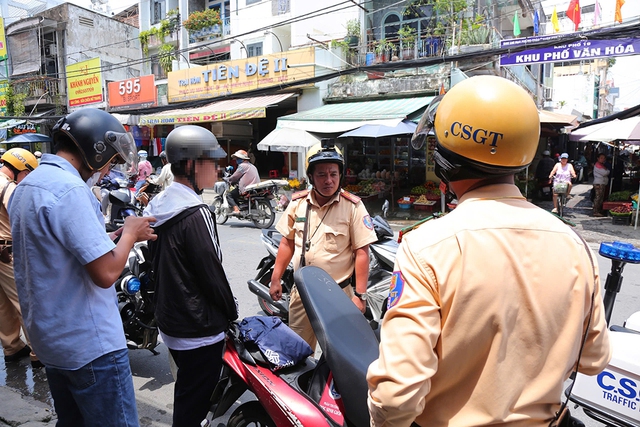 Cảnh b&aacute;o vi phạm giao th&ocirc;ng của học sinh: Nguy hiểm v&agrave; hậu quả nghi&ecirc;m trọng - Ảnh 1.