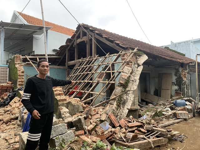 C&ugrave;ng người d&acirc;n v&ugrave;ng lũ dựng lại nh&agrave; kịp đ&oacute;n tết - Ảnh 1.