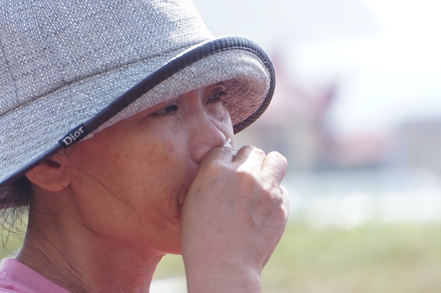 C&ugrave;ng người d&acirc;n v&ugrave;ng lũ dựng lại nh&agrave; kịp đ&oacute;n tết - Ảnh 2.