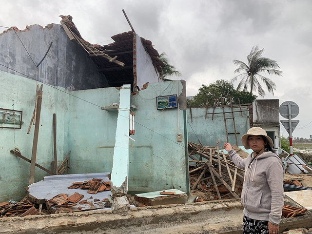 C&ugrave;ng người d&acirc;n v&ugrave;ng lũ dựng lại nh&agrave; kịp đ&oacute;n tết - Ảnh 4.