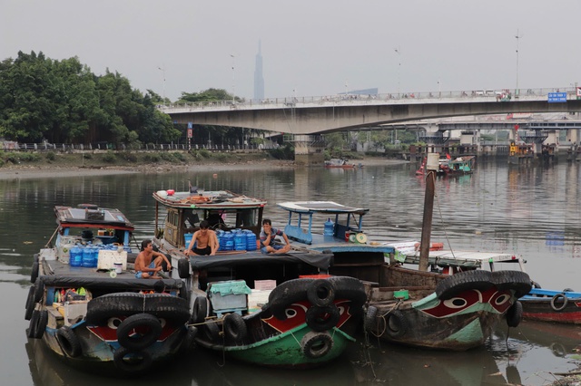 Người sống tr&ecirc;n ghe, thuyền v&agrave; 'khoảng trống' ph&aacute;p l&yacute;- Ảnh 1.
