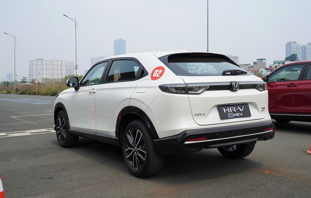 Vì sao không nên về số N khi dừng đèn đỏ trên xe hybrid?