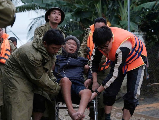 Cứu trợ người dân, chăm lo trẻ mồ côi do lũ tại miền Trung- Ảnh 2.