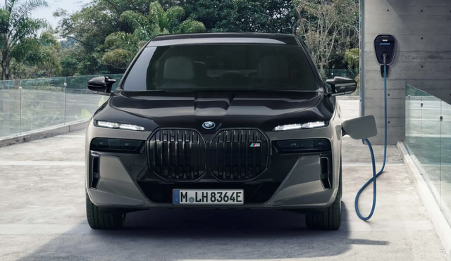 Lần đầu ti&ecirc;n &ocirc; t&ocirc; hybrid cắm sạc b&aacute;n chạy hơn xe m&aacute;y dầu - Ảnh 2.