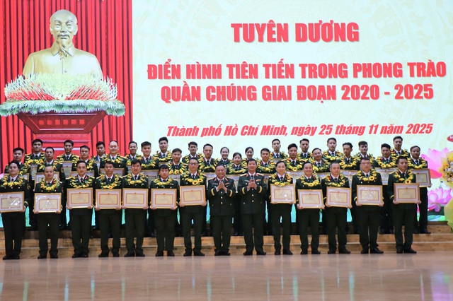 Quân khu 7 tuyên dương các điển hình tiên tiến lan tỏa khát vọng cống hiến- Ảnh 2. Quân khu 7 tuyên dương các điển hình tiên tiến lan tỏa khát vọng cống hiến- Ảnh 2.