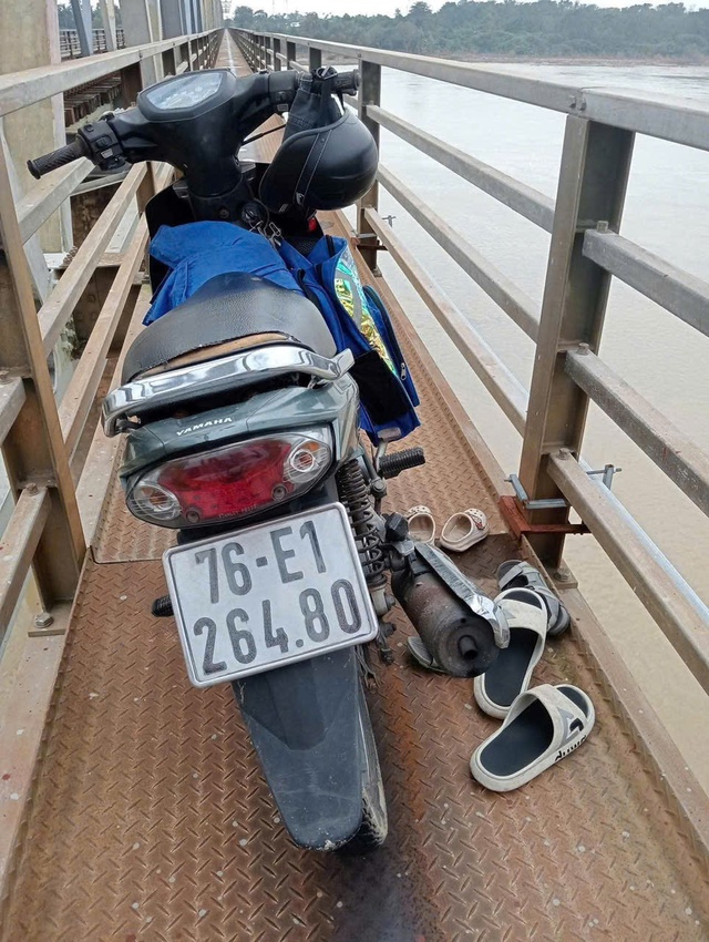 Quảng Ngãi: Người đàn ông ôm hai cháu bé nhảy cầu Trường Xuân, một bé tử vong- Ảnh 3. Quảng Ngãi: Người đàn ông ôm hai cháu bé nhảy cầu Trường Xuân, một bé tử vong- Ảnh 3.