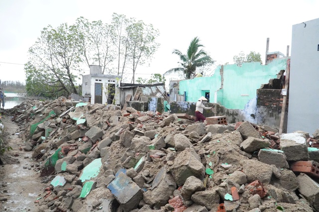 Bão lũ tàn phá, Bộ Công an và Gia Lai dựng 20 căn nhà, 110 triệu/căn - Ảnh 2.