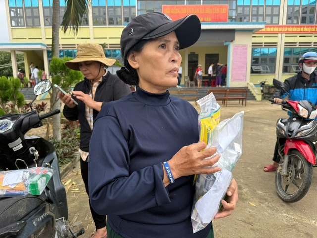 Y, b&aacute;c sĩ về v&ugrave;ng lũ kh&aacute;m bệnh, ph&aacute;t thuốc- Ảnh 2.