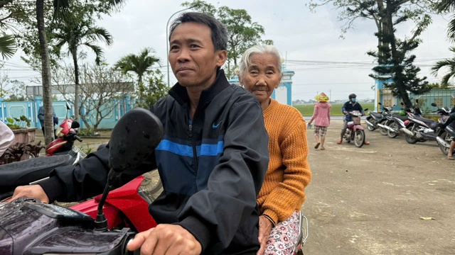 Y, b&aacute;c sĩ về v&ugrave;ng lũ kh&aacute;m bệnh, ph&aacute;t thuốc- Ảnh 3.