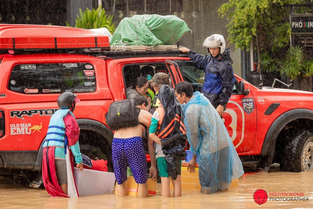 Chiếc xe bán tải 'người hùng', giúp người dân sạc pin điện thoại giữa rốn lũ - Ảnh 1. Chiếc xe bán tải 'người hùng', giúp người dân sạc pin điện thoại giữa rốn lũ - Ảnh 1.