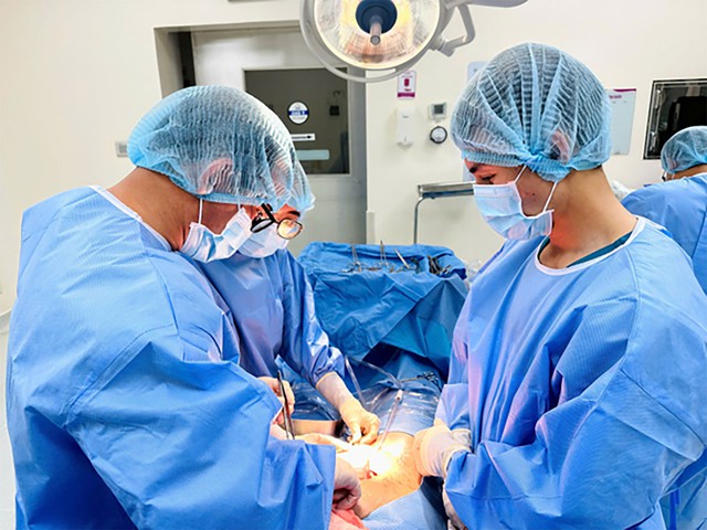 Đau bụng k&eacute;o d&agrave;i,  kh&ocirc;ng ngờ ph&aacute;t hiện &lsquo;que tăm&rsquo; nằm s&acirc;u trong v&ograve;i trứng- Ảnh 1.