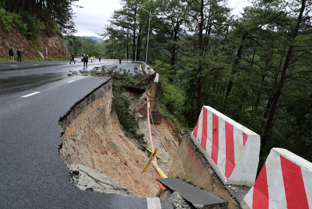 Sạt lở Đ&agrave; Lạt: T&igrave;nh h&igrave;nh giao th&ocirc;ng v&agrave; giải ph&aacute;p an to&agrave;n cho phố ng&agrave;n hoa - Ảnh 1.