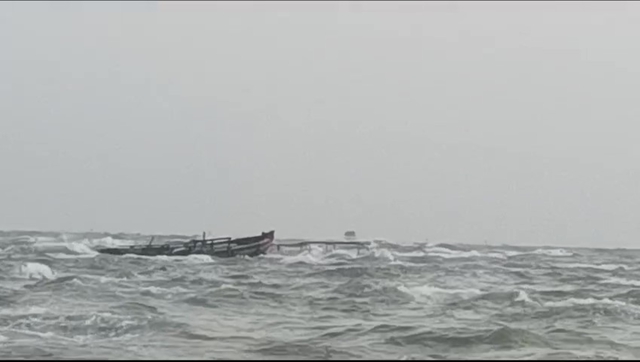 Bộ đội biên phòng Vĩnh Long cứu 2 ngư dân gặp nạn ở cửa biển Hàm Luông- Ảnh 2. Bộ đội biên phòng Vĩnh Long cứu 2 ngư dân gặp nạn ở cửa biển Hàm Luông- Ảnh 2.