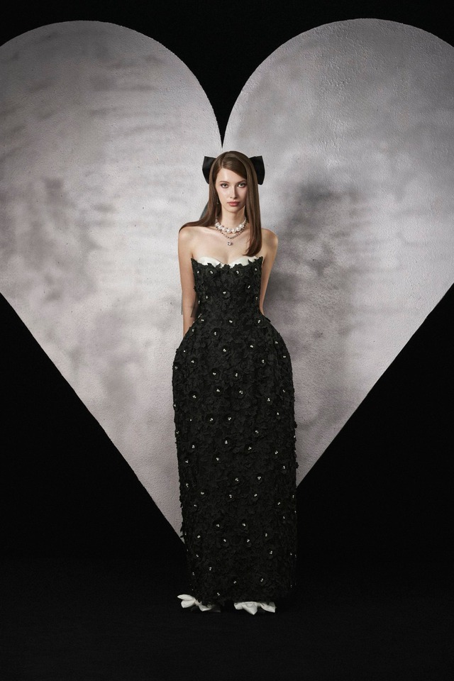 Tỏa sáng trong những bữa tiệc cuối năm cùng trang phục đính kết - Ảnh 1.