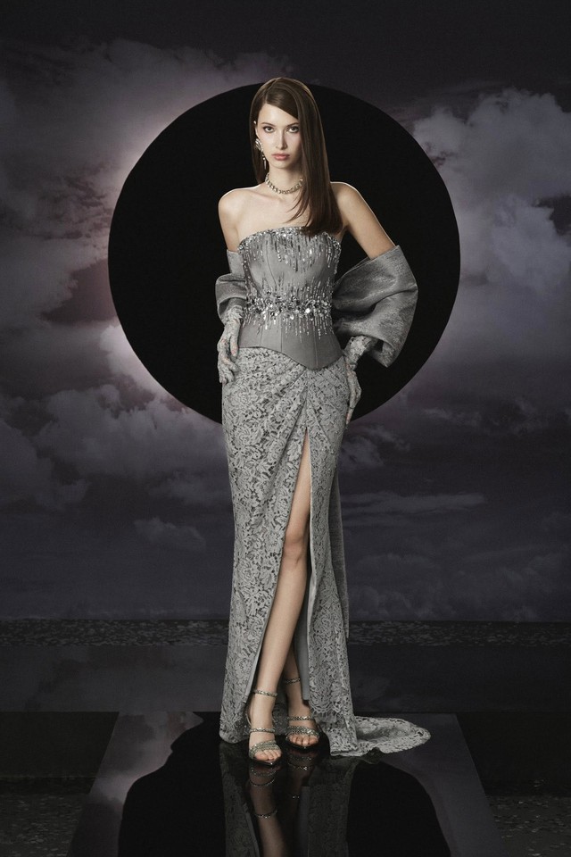 Tỏa sáng trong những bữa tiệc cuối năm cùng trang phục đính kết - Ảnh 3.