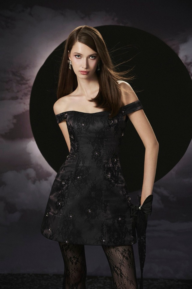 Tỏa sáng trong những bữa tiệc cuối năm cùng trang phục đính kết - Ảnh 4.