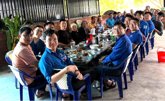 Bác sĩ TP.HCM về vùng lũ khám bệnh, góp tiền mua gạo, mời cơm người dân- Ảnh 1. Bác sĩ TP.HCM về vùng lũ khám bệnh, góp tiền mua gạo, mời cơm người dân- Ảnh 1.