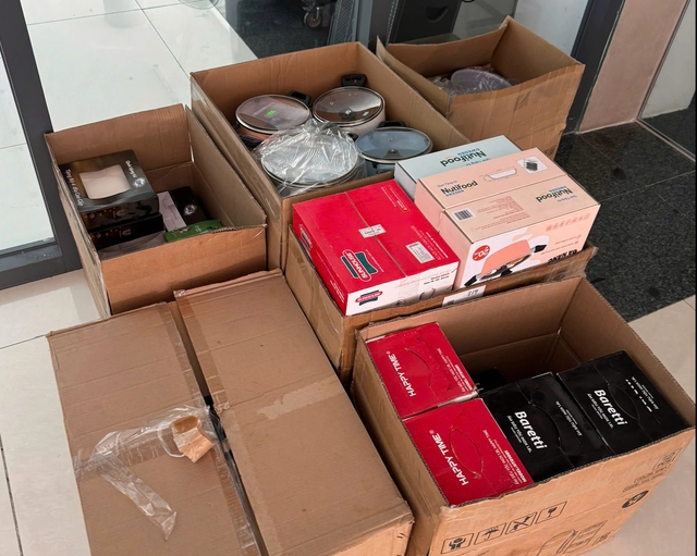 TP.HCM: Mang nồi, ni&ecirc;u, xoong, chảo&hellip; ủng hộ b&agrave; con v&ugrave;ng lũ - Ảnh 4.