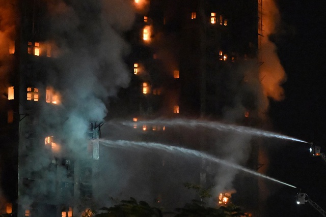 Cư d&acirc;n n&oacute;i g&igrave; trong vụ ch&aacute;y chung cư cao tầng kinh ho&agrave;ng ở Hồng K&ocirc;ng? - Ảnh 3.