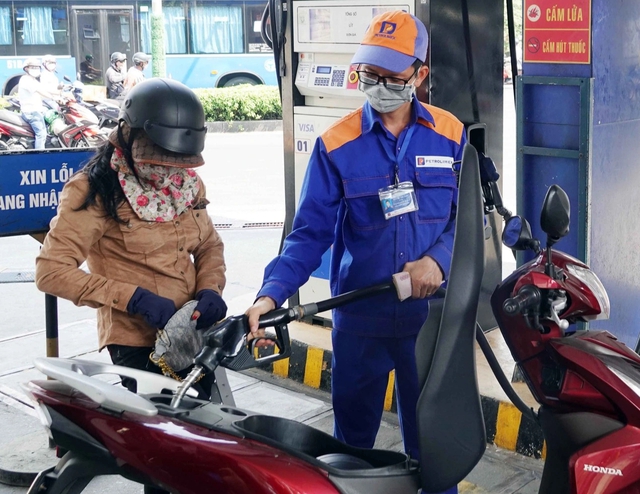 Giá xăng dầu giảm mạnh - Ảnh 1. Giá xăng dầu giảm mạnh - Ảnh 1.