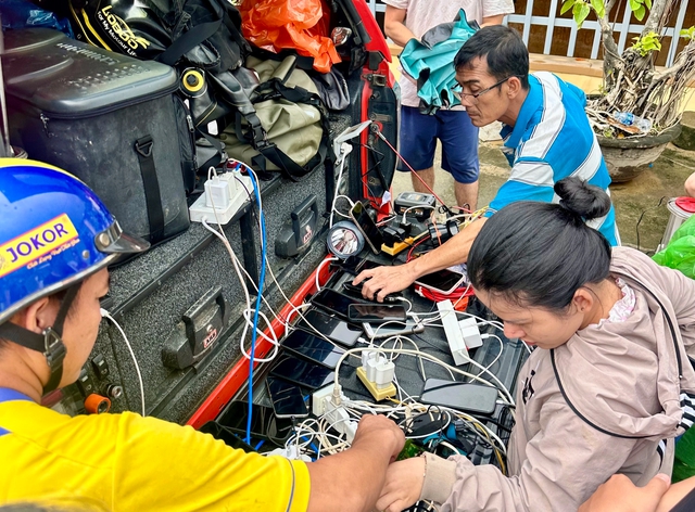 Chiếc xe bán tải 'người hùng', giúp người dân sạc pin điện thoại giữa rốn lũ - Ảnh 2. Chiếc xe bán tải 'người hùng', giúp người dân sạc pin điện thoại giữa rốn lũ - Ảnh 2.