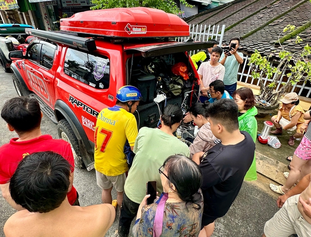 Chiếc xe bán tải 'người hùng', giúp người dân sạc pin điện thoại giữa rốn lũ - Ảnh 5. Chiếc xe bán tải 'người hùng', giúp người dân sạc pin điện thoại giữa rốn lũ - Ảnh 5.