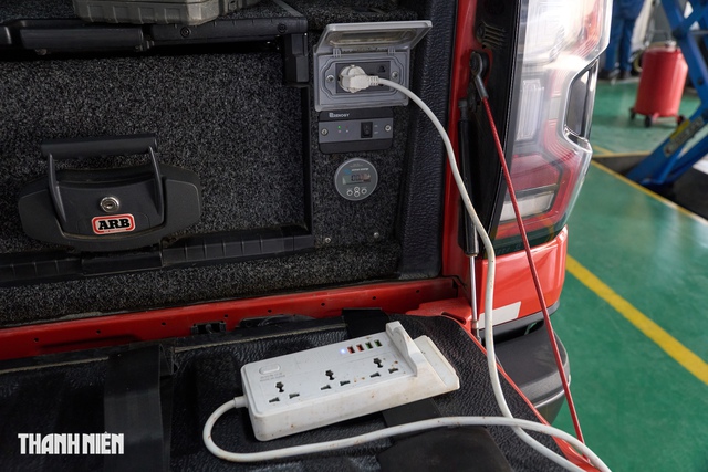 Chiếc xe bán tải 'người hùng', giúp người dân sạc pin điện thoại giữa rốn lũ - Ảnh 4. Chiếc xe bán tải 'người hùng', giúp người dân sạc pin điện thoại giữa rốn lũ - Ảnh 4.