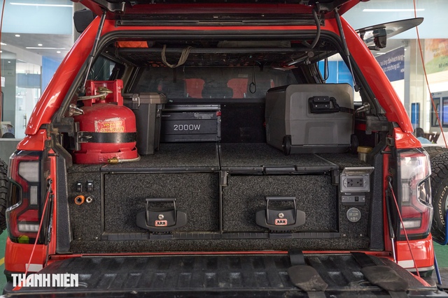 Chiếc xe bán tải 'người hùng', giúp người dân sạc pin điện thoại giữa rốn lũ - Ảnh 3. Chiếc xe bán tải 'người hùng', giúp người dân sạc pin điện thoại giữa rốn lũ - Ảnh 3.