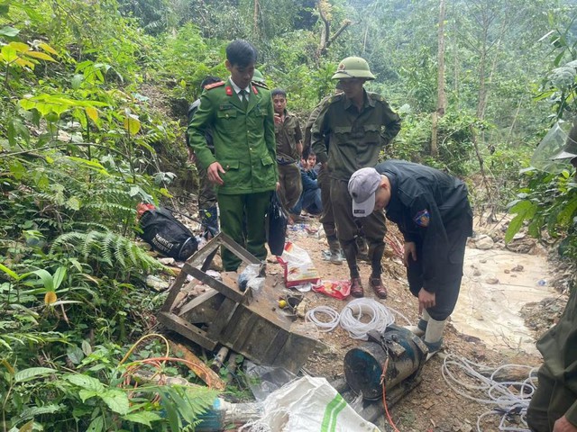 T&aacute;i diễn nạn khai th&aacute;c v&agrave;ng tr&aacute;i ph&eacute;p trong rừng s&acirc;u ở H&agrave; Tĩnh- Ảnh 1.