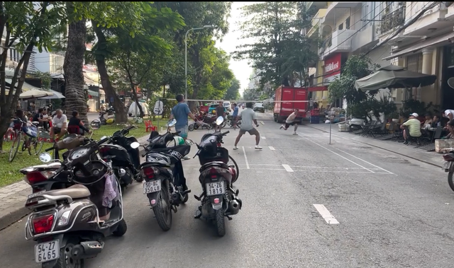 Người dân giăng lưới đánh cầu lông giữa đường ở quận 7 cũ: CSGT TP.HCM xác minh - Ảnh 1.