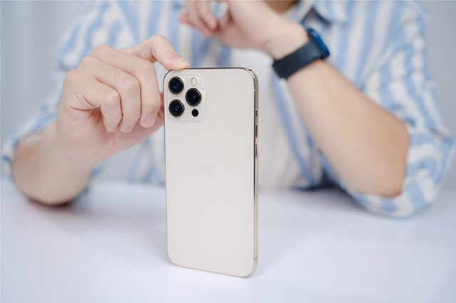 C&oacute; n&ecirc;n mua iPhone cũ m&ugrave;a Black Friday? - Ảnh 1.