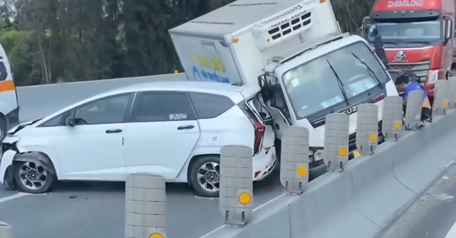 6 ô tô tông liên hoàn trên cao tốc TP.HCM - Trung Lương - Ảnh 1.