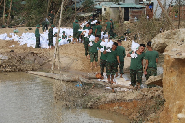 Trước bão số 15: 'Việc khổng lồ chỉ quân đội mới làm nổi'- Ảnh 2. Trước bão số 15: 'Việc khổng lồ chỉ quân đội mới làm nổi'- Ảnh 2.