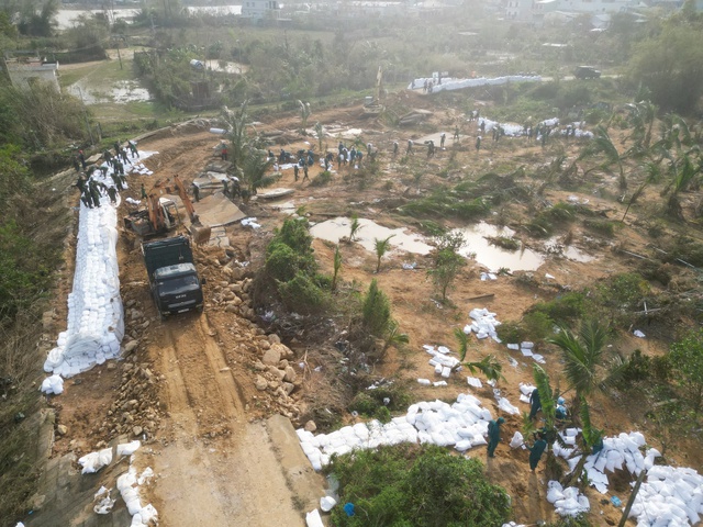 Trước bão số 15: 'Việc khổng lồ chỉ quân đội mới làm nổi'- Ảnh 1. Trước bão số 15: 'Việc khổng lồ chỉ quân đội mới làm nổi'- Ảnh 1.