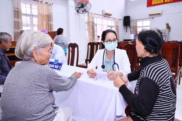 Giám đốc Sở Y tế Đồng Nai kể nghĩa tình đến vùng lũ Đắk Lắk- Ảnh 1. Giám đốc Sở Y tế Đồng Nai kể nghĩa tình đến vùng lũ Đắk Lắk- Ảnh 1.