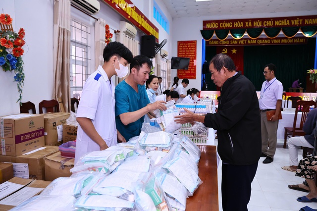 Giám đốc Sở Y tế Đồng Nai kể nghĩa tình đến vùng lũ Đắk Lắk- Ảnh 12. Giám đốc Sở Y tế Đồng Nai kể nghĩa tình đến vùng lũ Đắk Lắk- Ảnh 12.