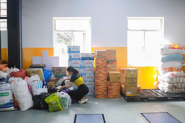 TP.HCM: Khách sửa xe bất ngờ khi toàn bộ tiền công được quyên góp cho vùng lũ- Ảnh 4. TP.HCM: Khách sửa xe bất ngờ khi toàn bộ tiền công được quyên góp cho vùng lũ- Ảnh 4.