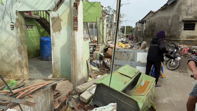 'Nước lũ mà có sóng': Xóm Bầu ở Đắk Lắk tan hoang, 8 căn nhà bị đánh sập - Ảnh 4.